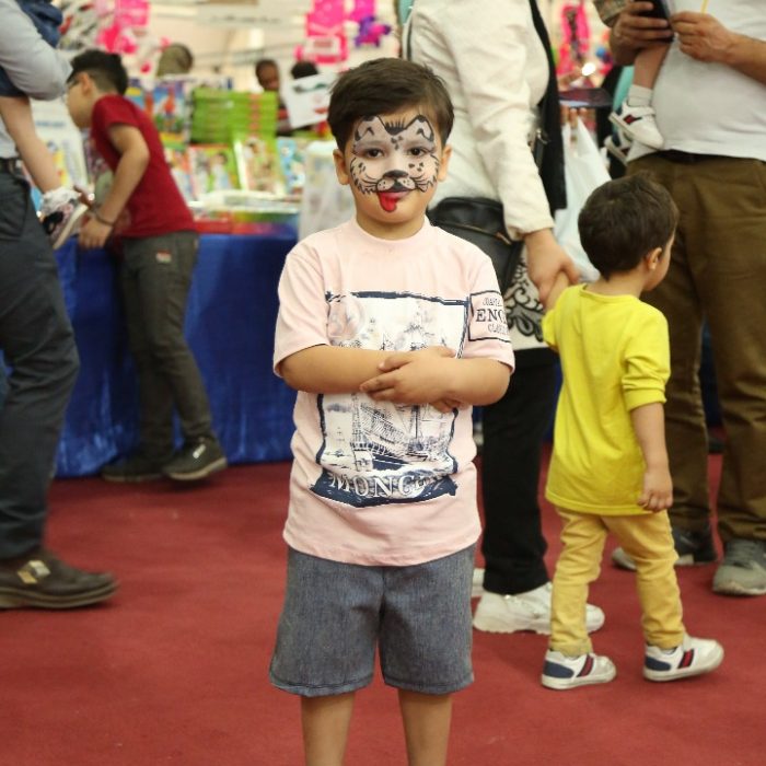تصاویر شادی و فعالیت کودکان در غرفه آی مت، برپا شده در نمایشگاه کودک و نوجوان