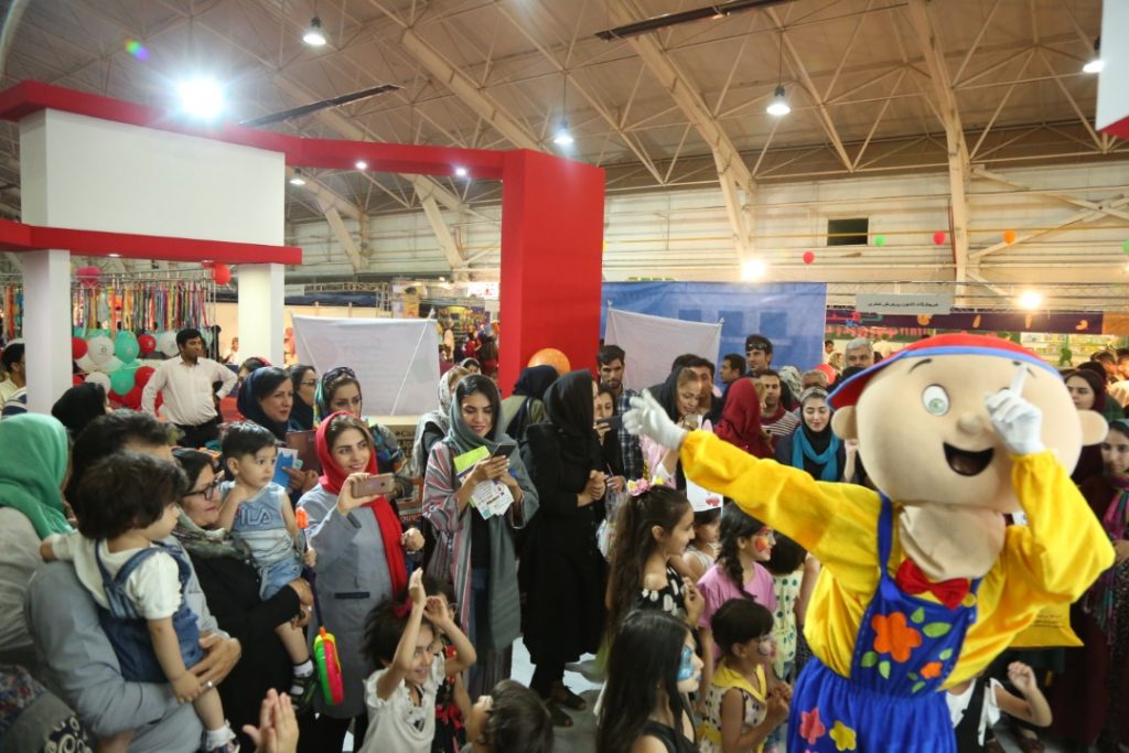 تصاویر شادی و فعالیت کودکان در غرفه آی مت، برپا شده در نمایشگاه کودک و نوجوان