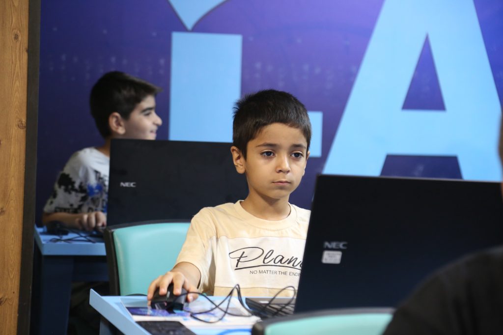 آیین رونمایی و افتتاح اولین کلاس هوش مصنوعی مؤسسات عطرا و عطرک