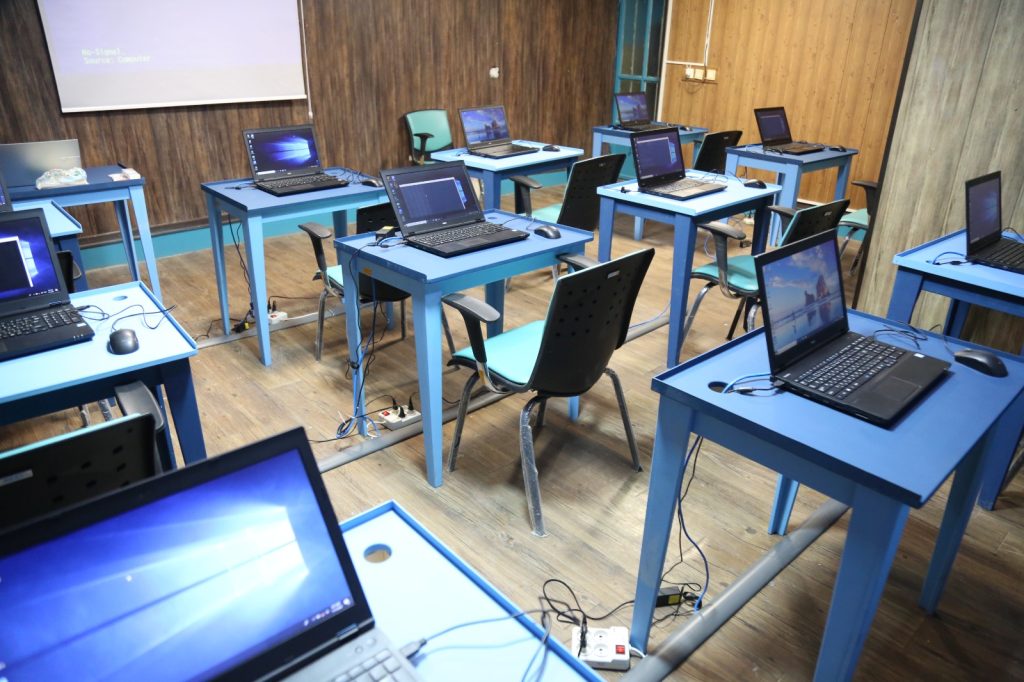 آیین رونمایی و افتتاح اولین کلاس هوش مصنوعی مؤسسات عطرا و عطرک