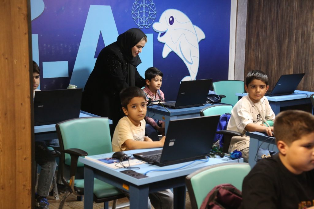 آیین رونمایی و افتتاح اولین کلاس هوش مصنوعی مؤسسات عطرا و عطرک