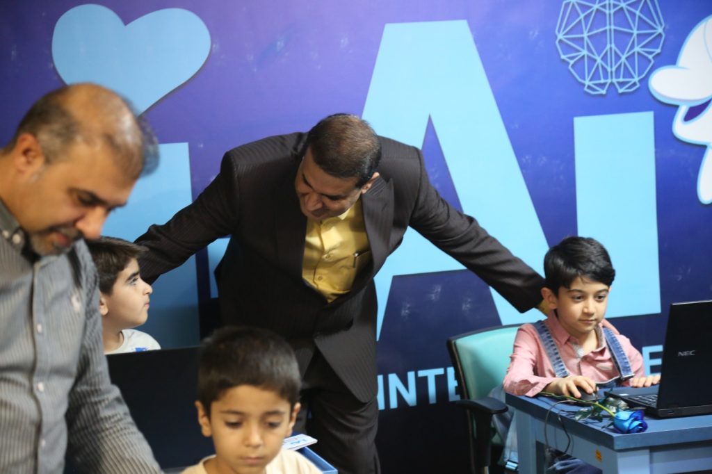 آیین رونمایی و افتتاح اولین کلاس هوش مصنوعی مؤسسات عطرا و عطرک