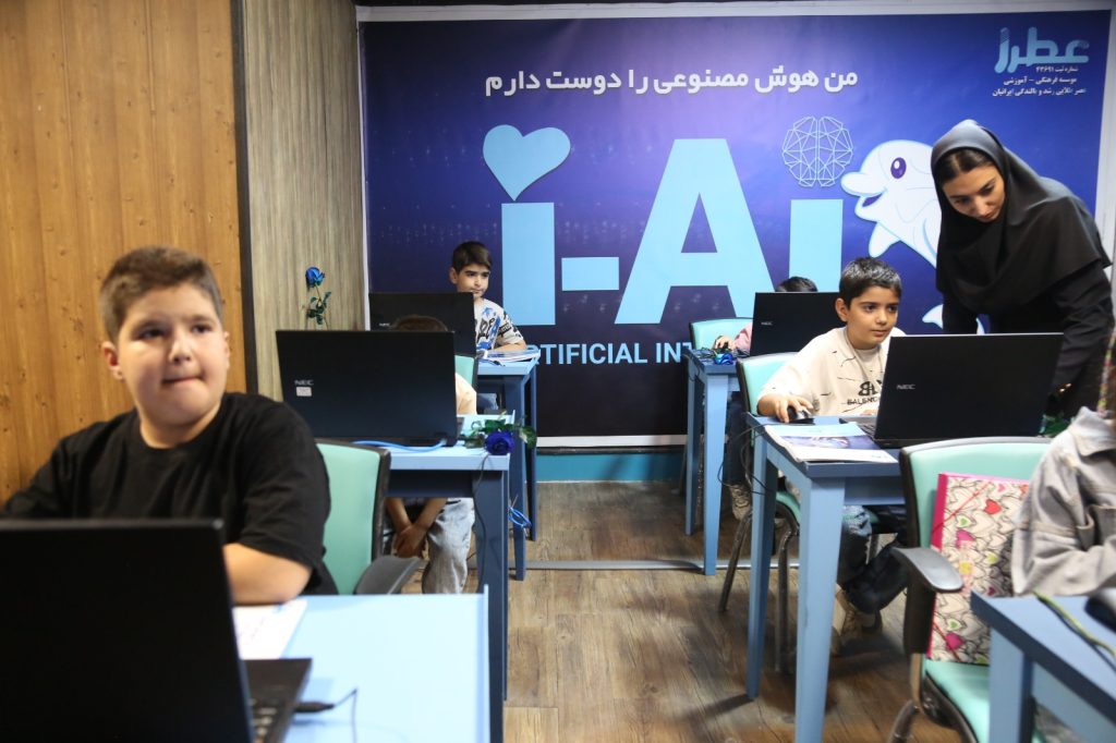 آیین رونمایی و افتتاح اولین کلاس هوش مصنوعی مؤسسات عطرا و عطرک