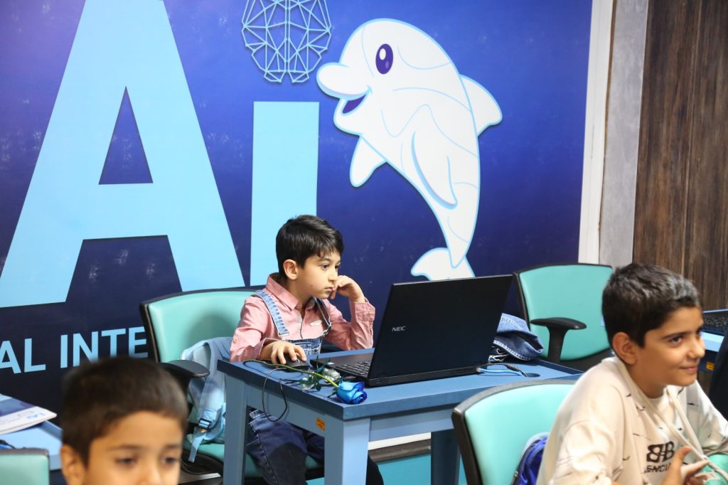 آیین رونمایی و افتتاح اولین کلاس هوش مصنوعی مؤسسات عطرا و عطرک