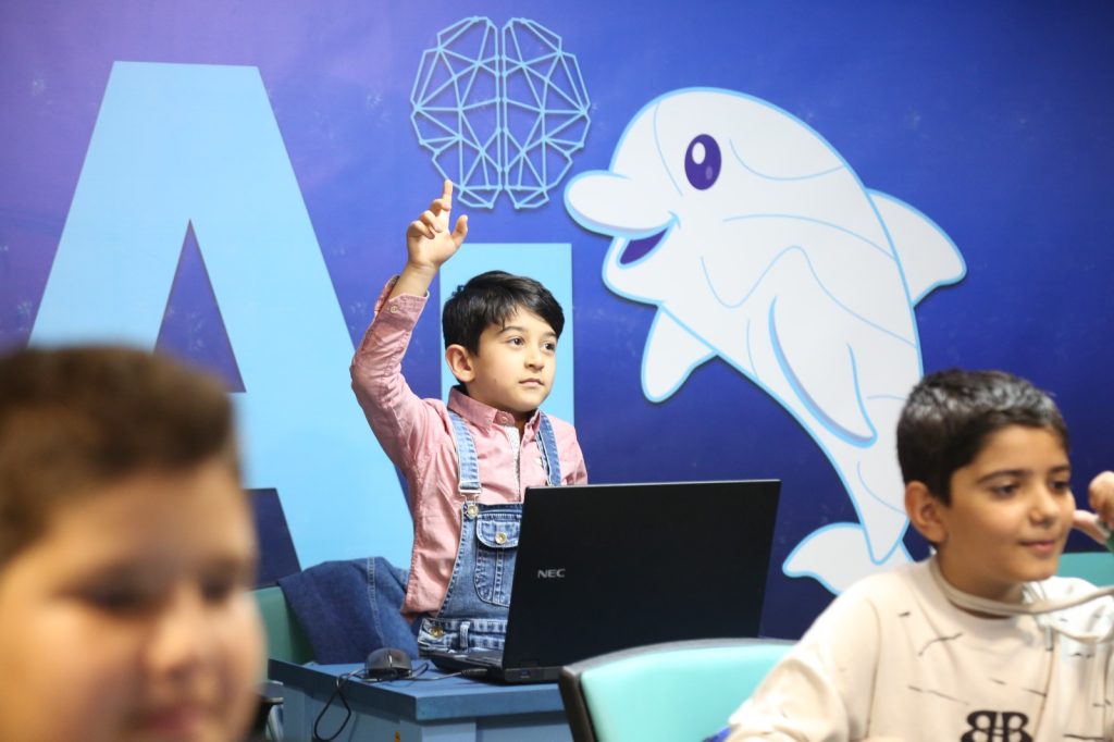 آیین رونمایی و افتتاح اولین کلاس هوش مصنوعی مؤسسات عطرا و عطرک