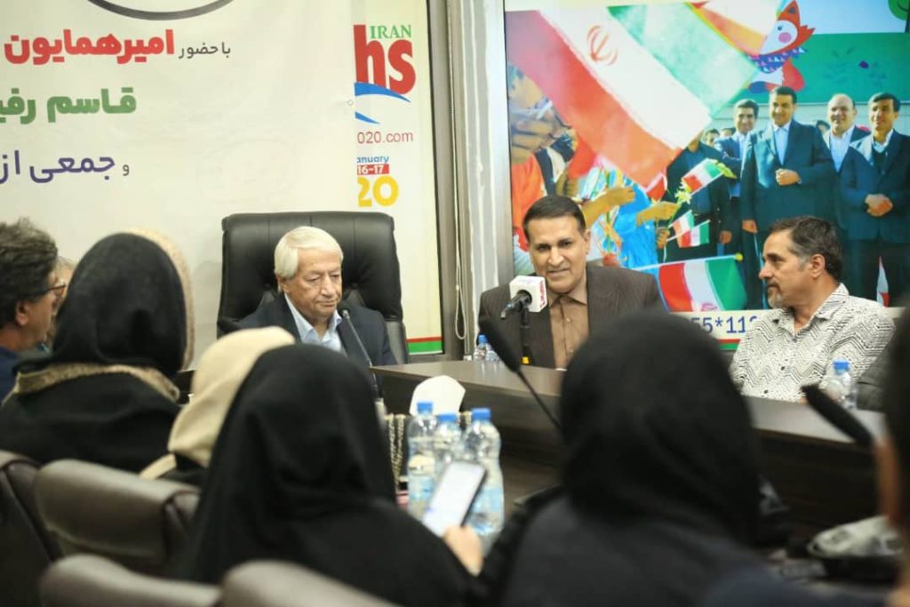 نشستی متفاوت با حضور جمعی از شاعران و طنزپردازان صاحبنام و صاحب سبک کشور